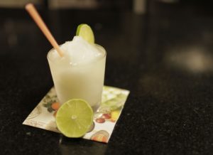 A receita de Caipirinha ganha uma versão frozen, feita no liquidificador, que fica bastante cremosa — Foto: Gshow