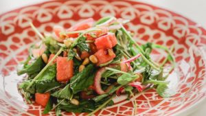 Salada de Melancia com Cebola Roxa e Agrião — Foto: Chico Couto/Receitas