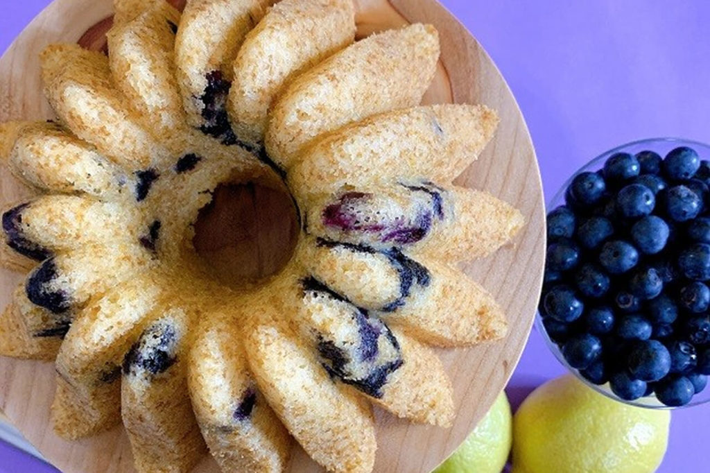 Receita de bolo de limão siciliano com mirtilos fica pronta em 1 hora