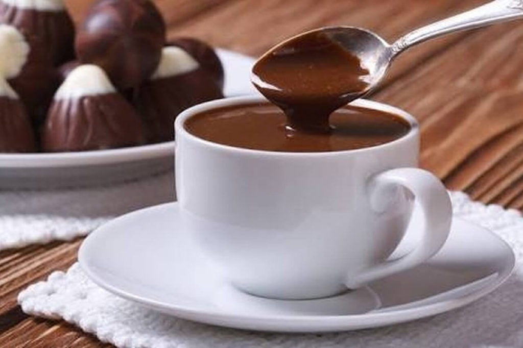 Chocolate quente cremoso com poucos ingredientes