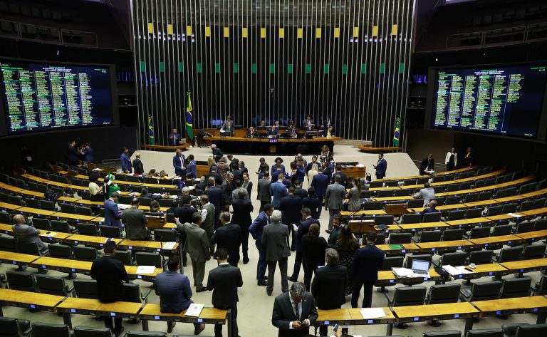 Plenário analisa pedido de urgência para projeto que tipifica crimes de discriminação contra pessoas politicamente expostas; acompanhe – Notícias