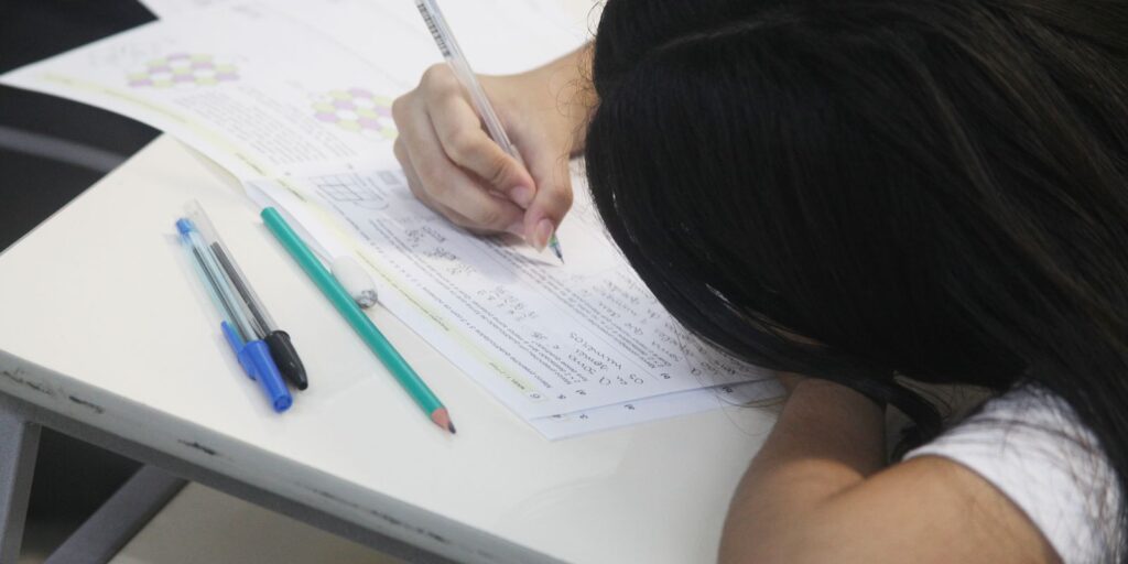 Curso gratuito prepara estudantes de todo o país para o Encceja