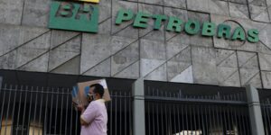 Petrobras reduz preço da gasolina em 4,66% para distribuidoras 