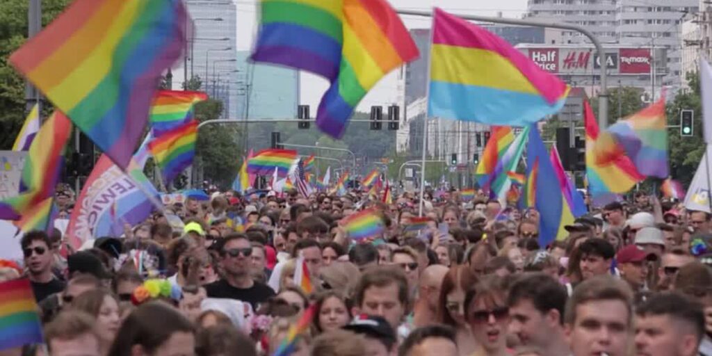 Comunidade LGBTQ da Polônia marcha por direitos iguais