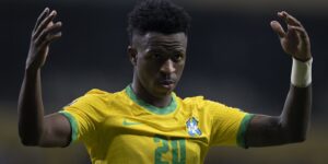 Vini Jr. fecha goleada de 4 a 1 contra Guiné em jogo contra o racismo