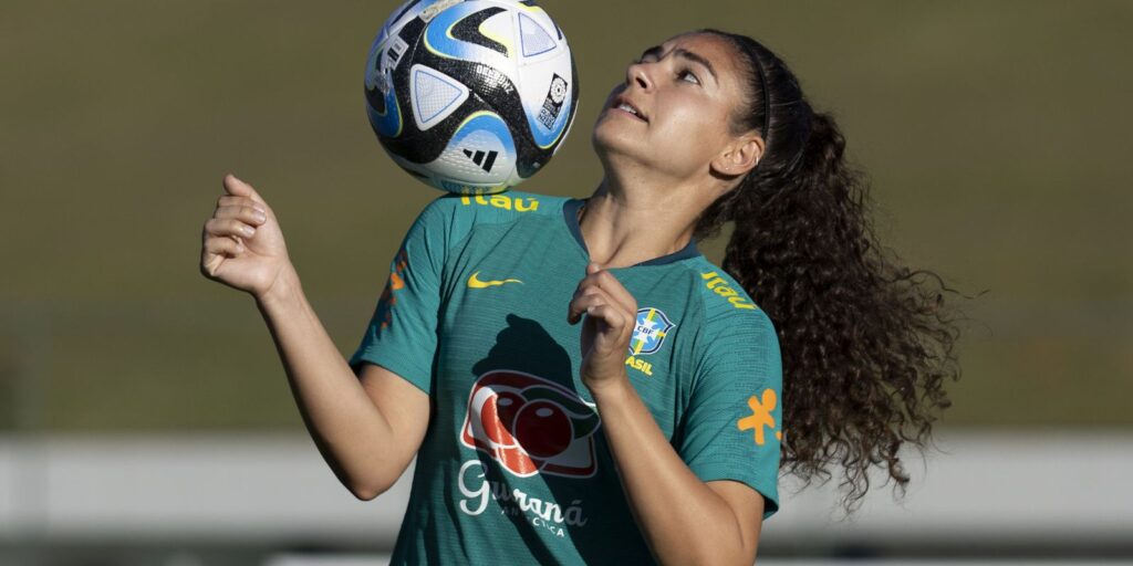 Meia Angelina elogia período de treinos da seleção feminina de futebol