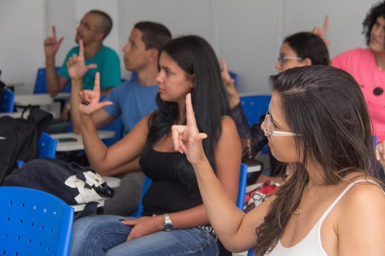 Comissão debate situação dos tradutores intérpretes de Libras em instituições federais – Notícias