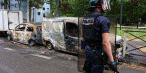 Nova noite de tensão na França; bombeiro morre em combate a incêndios