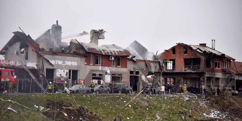 Ataque contra edifício residencial deixa pelo menos 4 mortos em Lviv