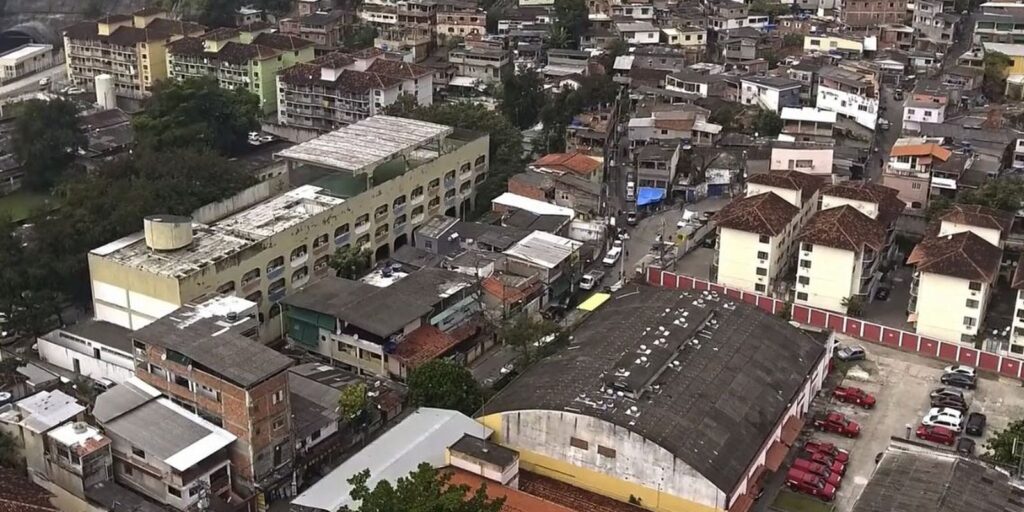 Escola pública bilíngue é cenário de documentário sobre adolescência