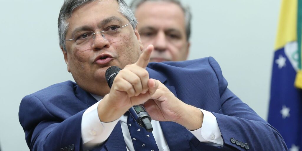 Ministro determina à PF que analise ofensas contra professores