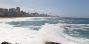 Ressaca pode provocar ondas de até 4 m na cidade do Rio de Janeiro