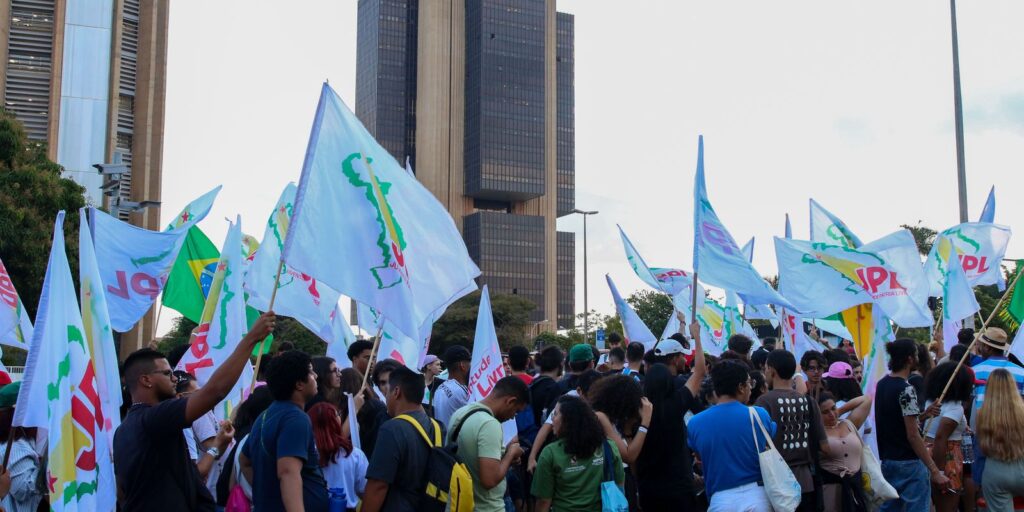 Estudantes fazem ato no Banco Central pela queda na taxa de juros