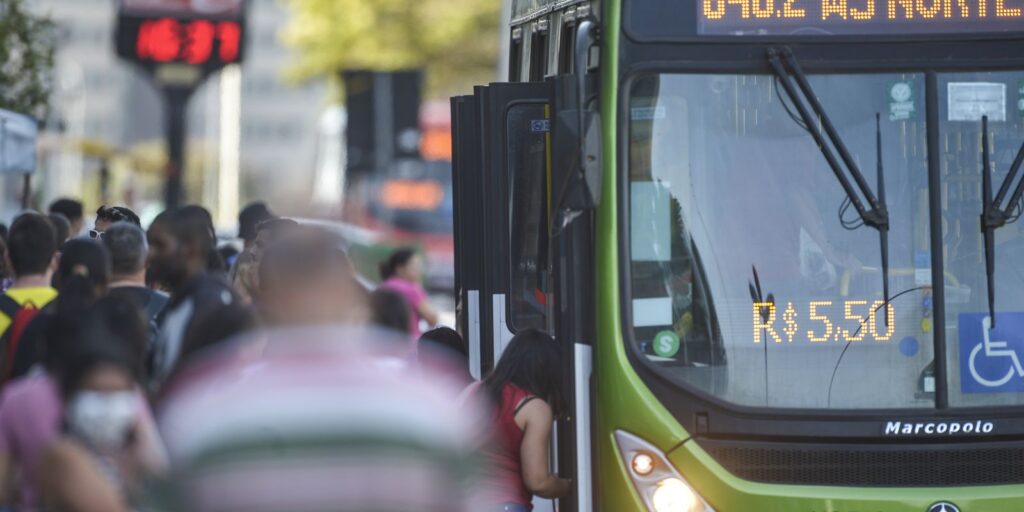 INSS estuda aceitar uso de transporte público como prova de vida