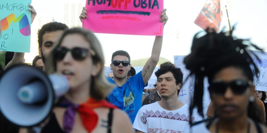 Registros de racismo e homofobia disparam no país em 2022