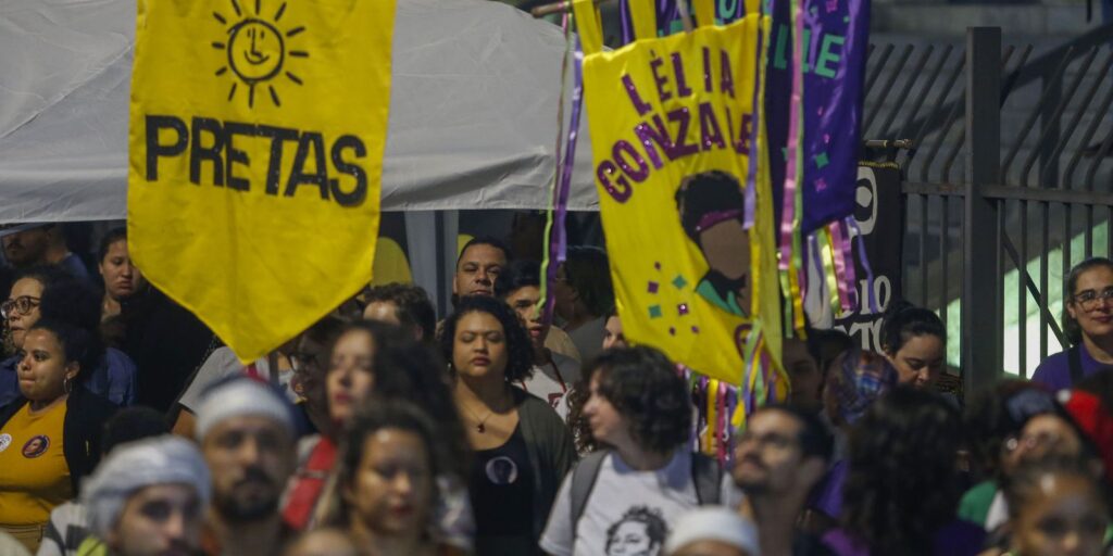 Mulheres negras marcham em SP pedindo democracia e justiça