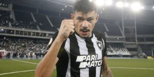 Líder isolado no Brasileirão, Botafogo recebe o embalado Coritiba