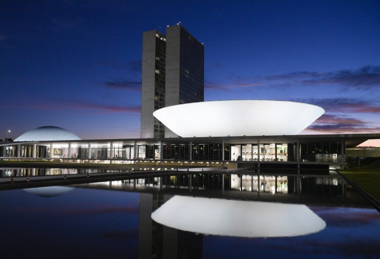 Iluminação branca na Câmara lembra Dia Mundial de Combate ao Câncer de Pulmão – Notícias