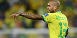 Daniel Alves é indiciado por agressão sexual pela Justiça na Espanha