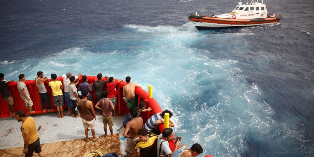 Barcos com imigrantes naufragam na Itália e deixam 30 desaparecidos