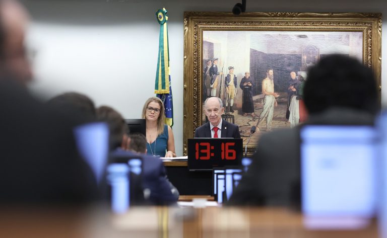 Comissão debate limites constitucionais para atuação política das Forças Armadas – Notícias