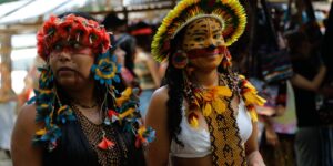 Indígenas apresentam cultura e bandeiras de luta em feira no Rio