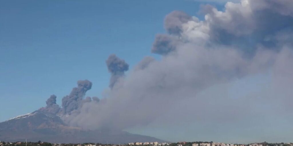 Aeroporto é fechado na Sicília devido a nova erupção do Vulcão Etna