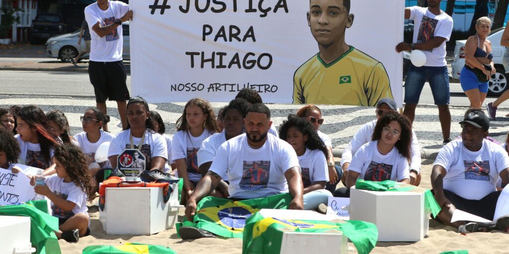 Ato em Copacabana pede justiça por rapaz morto em ação policial