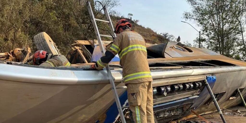 Feridos de acidente de ônibus em MG são levados para quatro hospitais