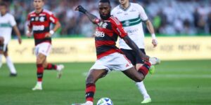 Com gol de Gerson no fim, Flamengo supera Coritiba no Couto Pereira