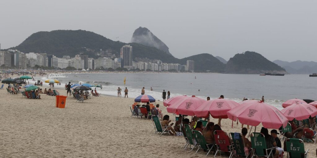 Megaestrutura e mau tempo esperam público para show em Copacabana