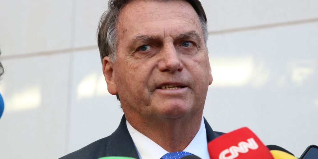 Ex-presidente Bolsonaro é internado em SP para passar por cirurgias