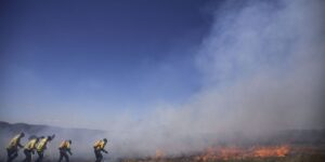 Quilombolas lideram combate ao fogo na Chapada dos Veadeiros