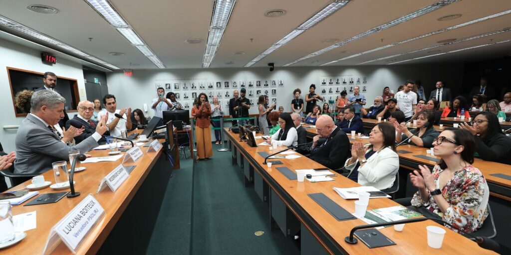 Em audiência na Câmara, políticos debatem uso medicinal da maconha