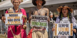 Povos indígenas marcham em Brasília contra marco temporal