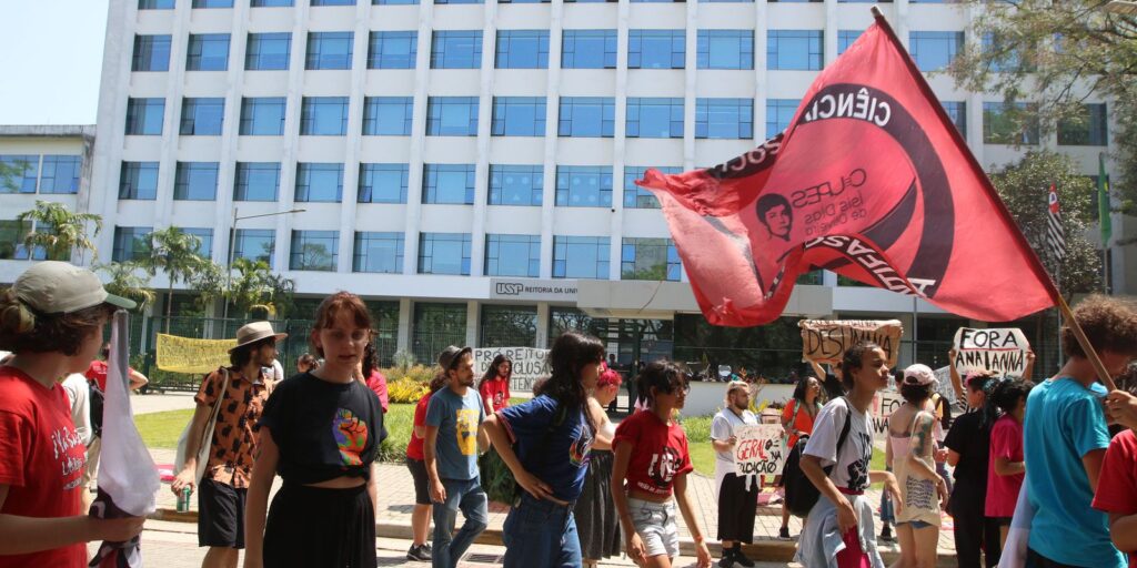 Estudantes da USP entram em greve e fazem ato em frente à reitoria