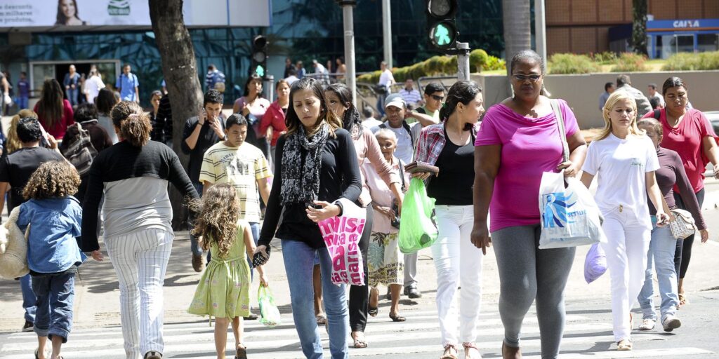 Taxa de desocupação cai para 7,8% em agosto, revela IBGE