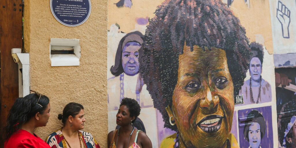 Casa onde viveu Lélia Gonzalez recebe placa em sua homenagem