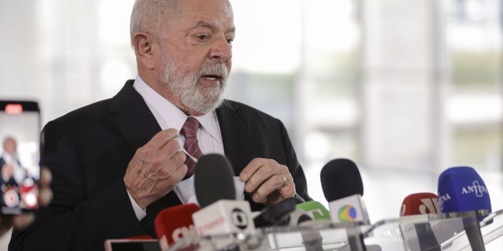 Lula deixa hospital em Brasília após cirurgia