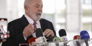 Lula deixa hospital em Brasília após cirurgia