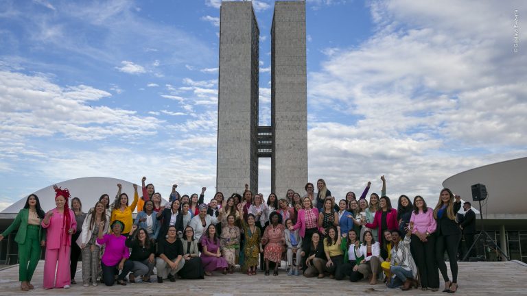 Deputadas recriam foto histórica da “bancada do batom”, feita na promulgação da Constituição de 88 – Notícias