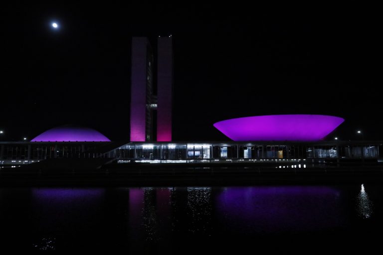 Congresso Nacional se ilumina de rosa para alertar sobre o câncer de mama – Notícias