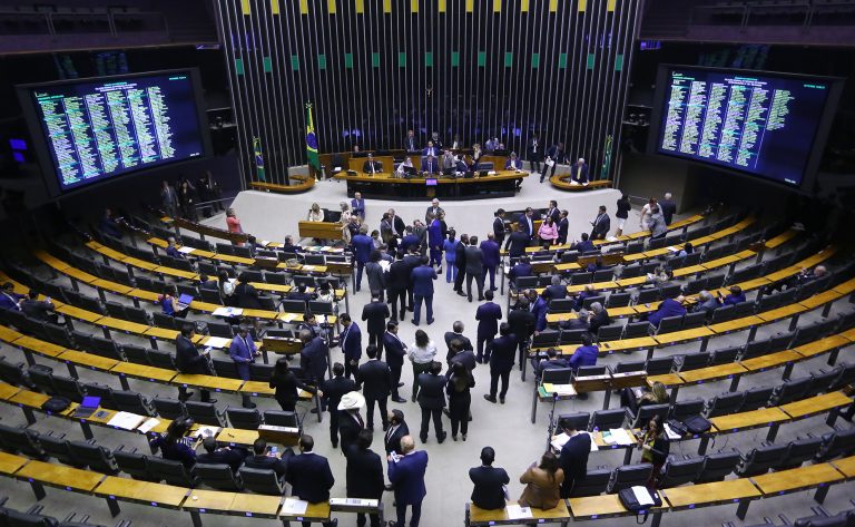 Deputados analisam projeto que cria programa para reduzir fila no INSS; acompanhe – Notícias