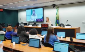 Deputadas e especialistas cobram políticas públicas voltadas para mulheres no climatério – Notícias