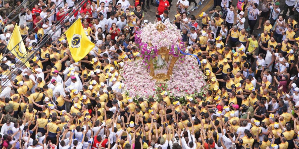 Círio de Nazaré leva multidão às ruas de Belém neste domingo 