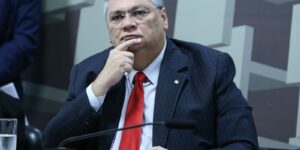 Dino não comparece à comissão da Câmara e quer ser ouvido em plenário 