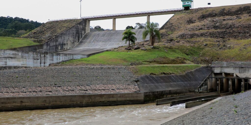 Governador de SC determina abertura de comportas de barragens