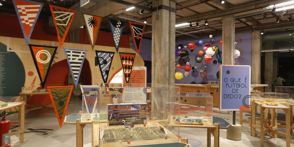 Exposição retrata memória afetiva de brinquedos inspirados no futebol