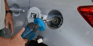 Preço da gasolina diminui e do diesel aumenta para distribuidoras 