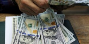 Dólar cai para R$ 5,01 com alívio nos Estados Unidos